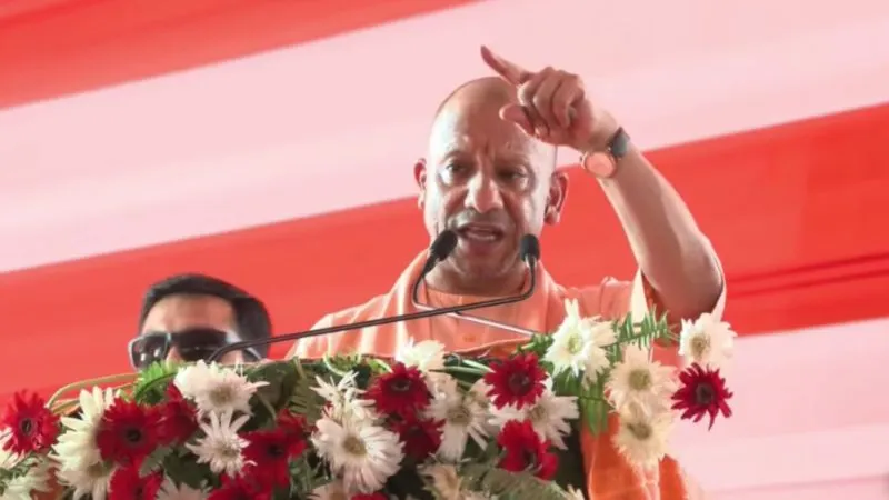 सपाई गिरगिट की तरह बदलते हैं रंग, सत्ता में वापसी की उम्मीद खत्म इसलिए कर रहे मनमाने वादे : CM योगी