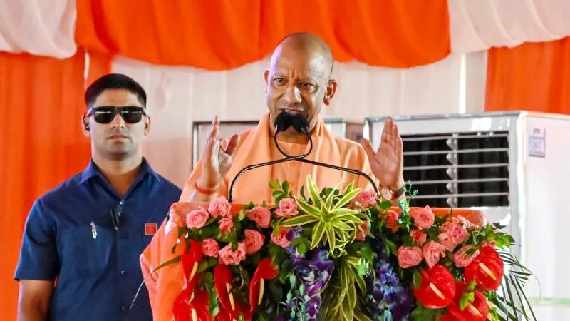 CM योगी आदित्यनाथ का अखिलेश यादव पर हमला, बोले- सपा और शिक्षा नदी के दो किनारे