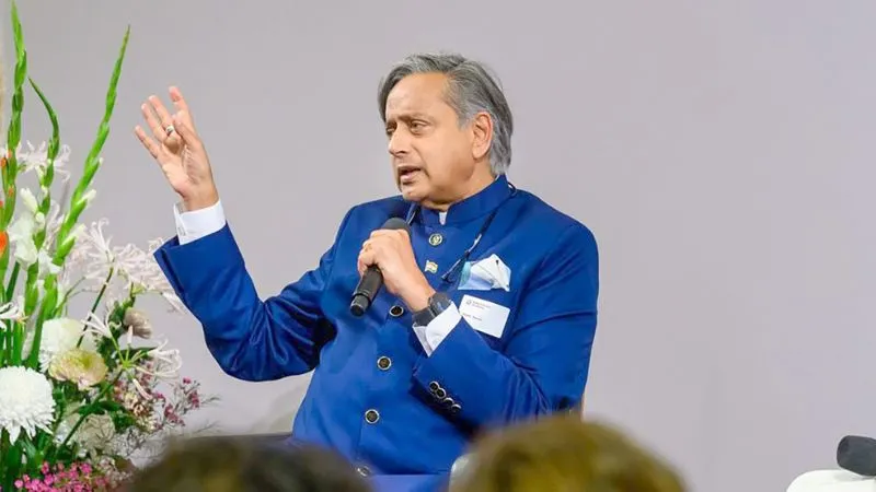 ‘जो तुमने आंख मूंदी है, अंधेरा हो गया गहरा’, CJI का नाम लेकर शशि थरूर ने चुनाव आयोग पर साधा निशाना, पूछे तीखे सवाल