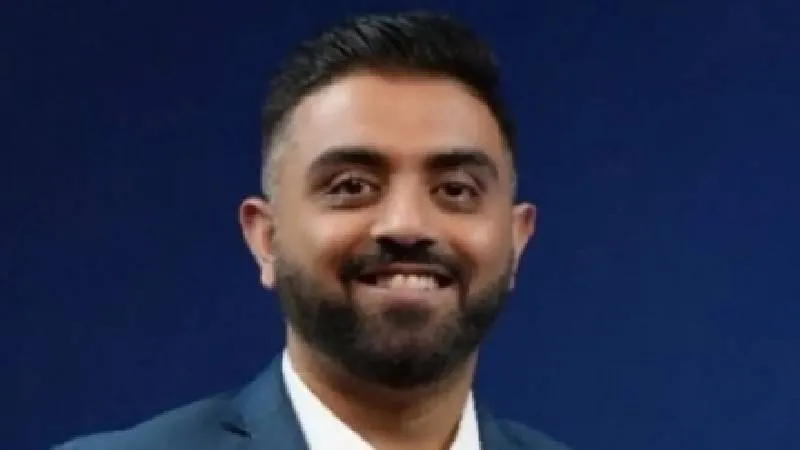 कॉकपिट में चाकू से हमला, फिर भी नहीं हारी हिम्मत, जानें कौन हैं कैप्टन स्मित मच्छार?