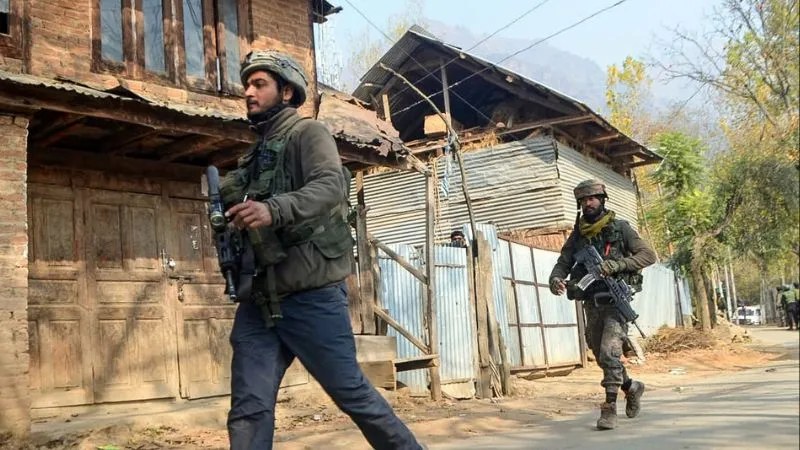 सोपोर में सुरक्षाबलों का बड़ा ऑपरेशन: ध्वस्त किए आतंकी ठिकाने, AK-47 से लेकर गोला बारूद तक हथियारों का जखीरा जब्त