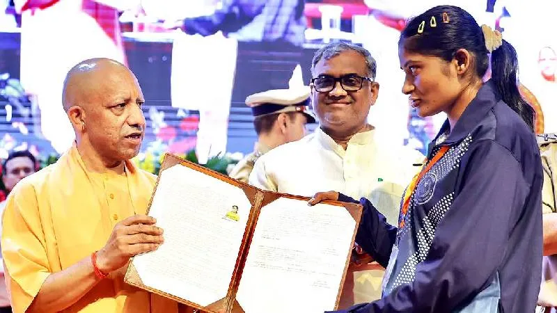 CM योगी ने 15 खिलाड़ियों को सौंपे नियुक्ति पत्र, खेल प्रतिभाओं को मिला सरकारी सेवा में अवसर