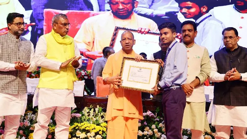 मुख्यमंत्री योगी आदित्यनाथ ने 4.60 लाख विद्यार्थियों की पढ़ाई को दिया ₹148 करोड़ का संबल