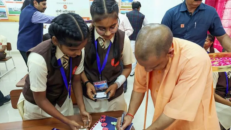 दसवीं के अंकों से खुलेगा डॉक्टर-इंजीनियर बनने का रास्ता, योगी सरकार में मेधावियों को मुफ्त कोचिंग, ऐसे करें अप्लाई