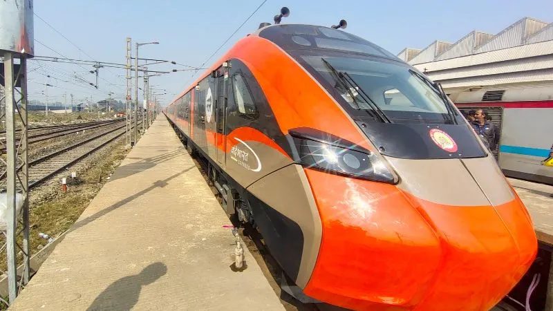 बनारस स्टेशन से शनिवार को रवाना होगी प्रदेश की पहली स्लीपर वंदे भारत,  रेल मंत्री अश्विनी वैष्णव और CM योगी दिखाएंगे हरी झंडी