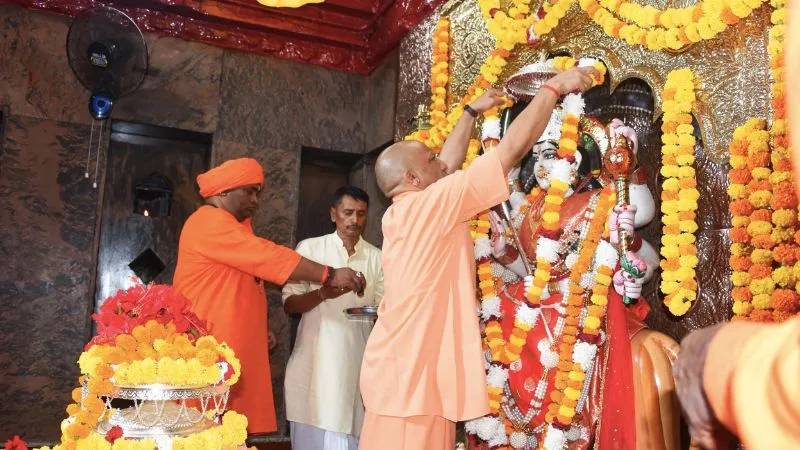 शारदीय नवरात्रि पर मां पाटेश्वरी के दरबार पहुंचे CM योगी, दर्शन के बाद अधिकारियों को दिया बड़ा निर्देश