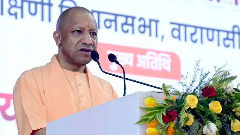 CM योगी का अखिलेश यादव पर तंज, बोले- माफिया की जगह मिट्टी में, अब गरीबों के बनेंगे बड़े-बड़े घर