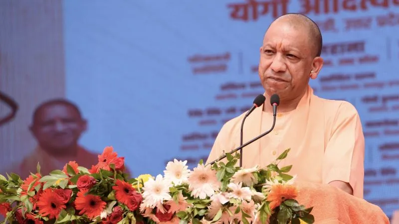रात में जगमगाते बाजार और नाइट शिफ्ट में काम करती महिलाएं... CM योगी ने बताया 2017 के बाद कितना बदला यूपी