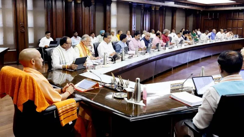 योगी सरकार का आंगनबाड़ी कार्यकत्रियों को बड़ा बड़ा तोहफा, अब हर साल मिलेंगी 3 साड़ियां