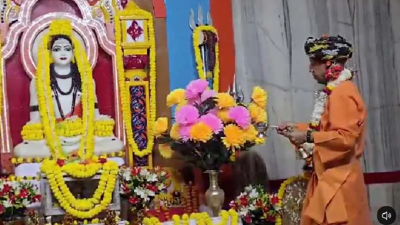 विजयादशमी पर गुरु गोरखनाथ की आराधना में लीन हुए सीएम योगी, प्रदेश की सुख-समृद्धि की कामना