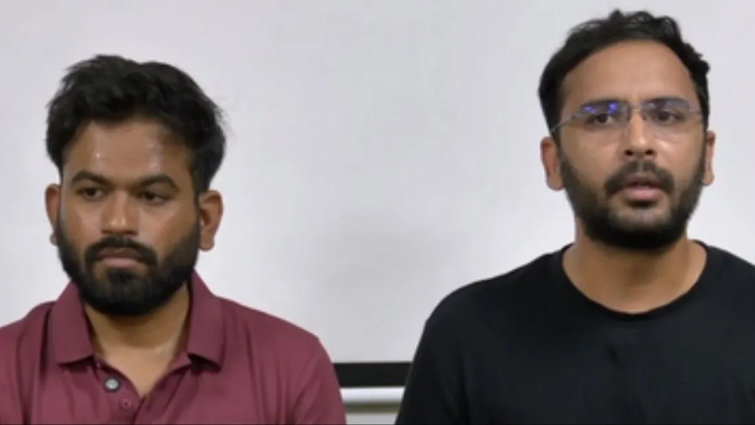 ‘एक कचौरी, दो समोसा, इन कॉकरोच…’ मुंबई में अभिजीत दिपके के खिलाफ जमकर हुआ प्रदर्शन, VIDEO वायरल