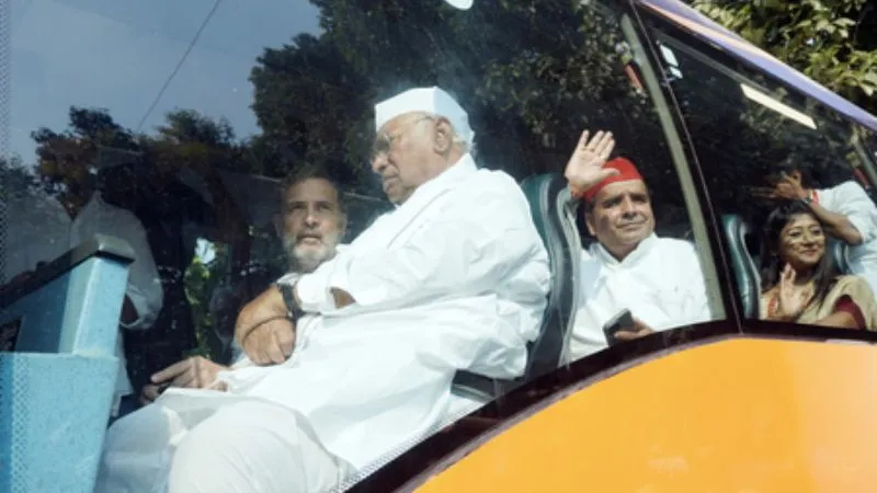 राहुल गांधी की अगुवाई में INDIA ब्लॉक का 'सुप्रीम' मार्च शुरू, मंडी हाउस पहुंचा काफिला