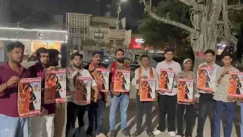 गरबा पंडालों में गैर-हिंदुओं की एंट्री पर विवाद, बजरंग दल ने लगाए पोस्टर, लिखा-लव जिहाद से सावधान रहें