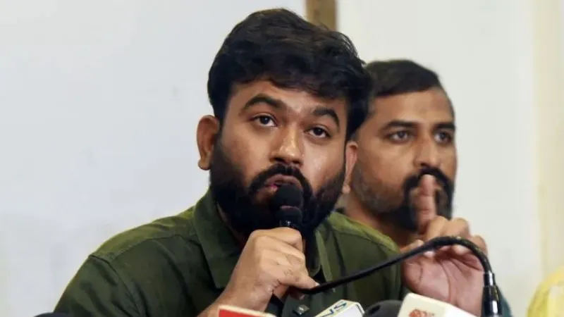 केंद्र सरकार के खिलाफ मोर्चा खोलने वाले अभिजीत दिपके को मिला बड़ा ऑफर, PM मोदी के करीबी मंत्री ने दिया पार्टी में आने का न्योता