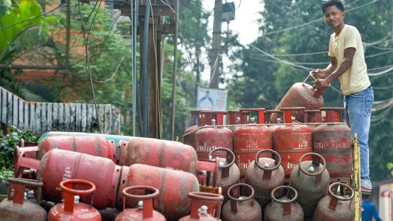 BharatGas का शानदार ऑफर! अभी भरवाएं LPG सिलेंडर, बाद में चुकाएं पैसे; जानें डिटेल
