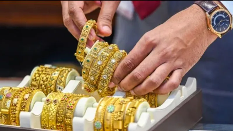 दिवाली से पहले सोना-चांदी खरीदने वालों की बल्ले-बल्ले! कीमत में आई बड़ी गिरावट, खरीदारी से पहले जान लें नया भाव