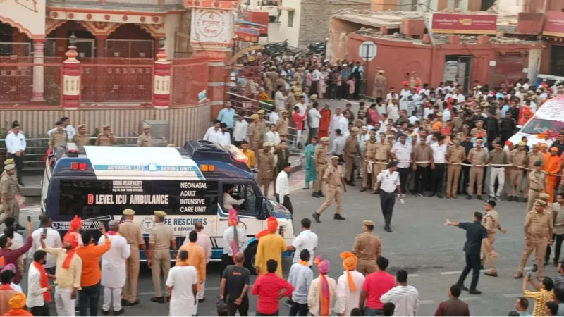 पहले मरीज की जान, फिर परंपरा... एंबुलेंस का सायरन सुनते ही लिया CM योगी ने बीच में रुकवा दी विजयादशमी शोभायात्रा