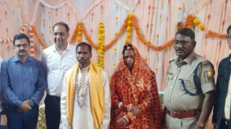 हजारीबाग ओपन जेल में दो पूर्व नक्सलियों ने रचाई शादी, इस अनोखी शादी में पुलिस-प्रशासन बना बाराती