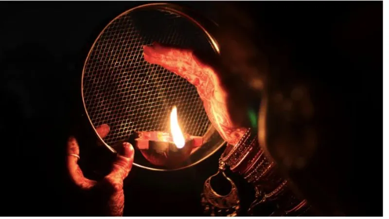 एक पति की तीन पत्नियां... करवाचौथ पर पहले पूजा करने को लेकर भिड़ीं महिलाएं, पुलिस चौकी पहुंचा मामला; जानें फिर क्या हुआ