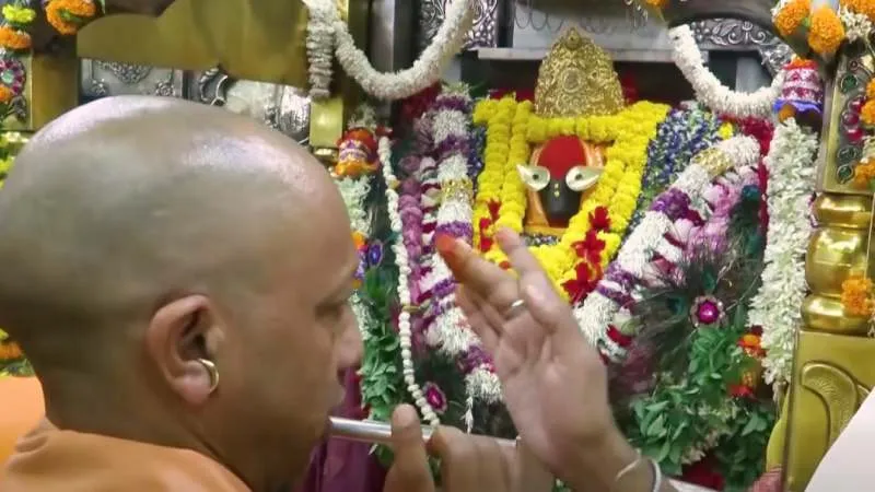 मुख्यमंत्री योगी ने विधि विधान से किया मां विंध्यवासिनी का दर्शन-पूजन, निर्माणाधीन घाटों का किया निरीक्षण