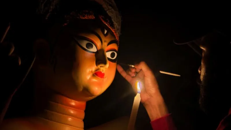 शारदीय नवरात्र स्पेशल : कैसे बनती है मां दुर्गा की मूर्ति, जानिए गंगा माटी से लेकर चक्षुदान तक का रहस्य