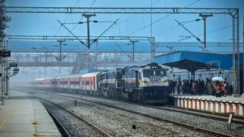 अब काउंटर से टिकट लेने वालों को भी मिलेगा बीमा! सिर्फ 45 पैसे में 10 लाख की सुरक्षा; जानें कब से लागू होगा नियम