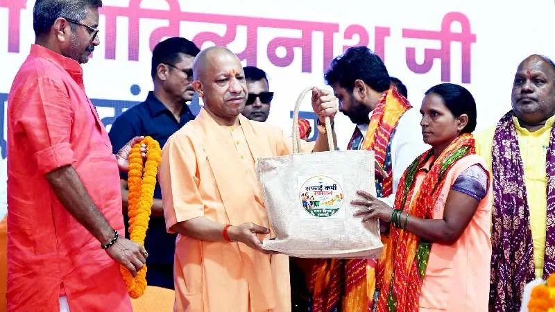 मुख्यमंत्री योगी आदित्यनाथ ने स्वच्छता कर्मियों को किया सम्मानित, बोले मानदेय काटने वालों के खिलाफ होगी कड़ी कार्रवाई