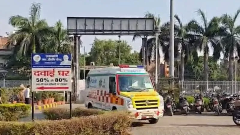 दिल्ली के सीमापुरी में इमारत गिरी, कई लोगों के मलबे में फंसे होने की आशंका