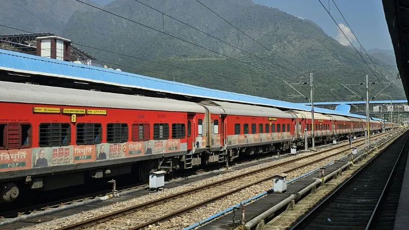 Indian Railway Rule: ट्रेन में स्पीकर पर गाने सुनने वाले हो जाएं सावधान! हो सकती है जेल, लग सकता है भारी जुर्माना, रेलवे का नया नियम