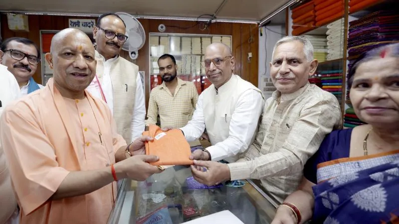 CM योगी ने गांधी जयंती पर खादी आश्रम से की खरीदारी, भगवा रंग का गमछा खरीद किया भुगतान
