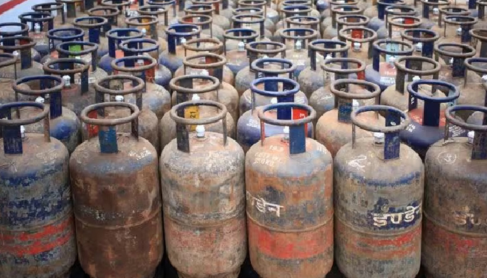 LPG Price:  41 रुपये सस्ता हुआ एलपीजी सिलेंडर, जानें अब कितने रुपये में मिलेगा?