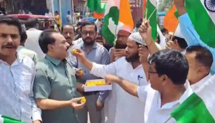 'ऑपरेशन सिंदूर' की सफलता के बाद महाराजगंज में हिंदू-मुस्लिमों ने एक दूसरे को खिलाई मिठाई