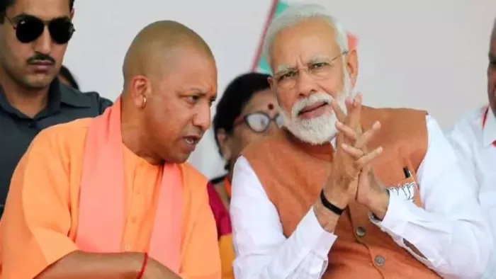 UP के CM योगी के कंधे पर Modi ने रखा हाथ तो UP में पलट गया खेल, विरोधियों का सूपड़ा साफ !