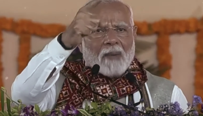 भरे मंच पर रो पड़े मोदी ! बोले- ‘जियूंगा तो आपके लिए,खपूंगा तो आपके लिये’ !