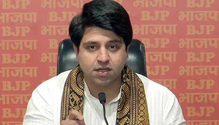 शहजाद पूनावाला ने अखिलेश यादव पर किया पलटवार, कहा-'ये सनातन का करते है अपमान'