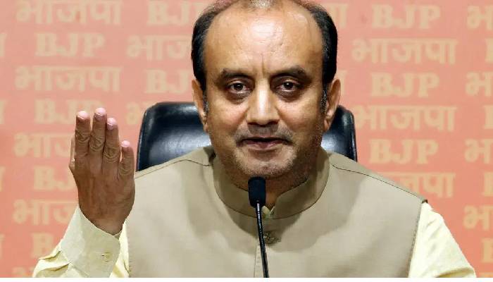 बीजेपी नेताओं ने कर दी केजरीवाल पर आरोपों की बारिश, अब सुधांशु त्रिवेदी ने बोला ज़ुबानी हमला