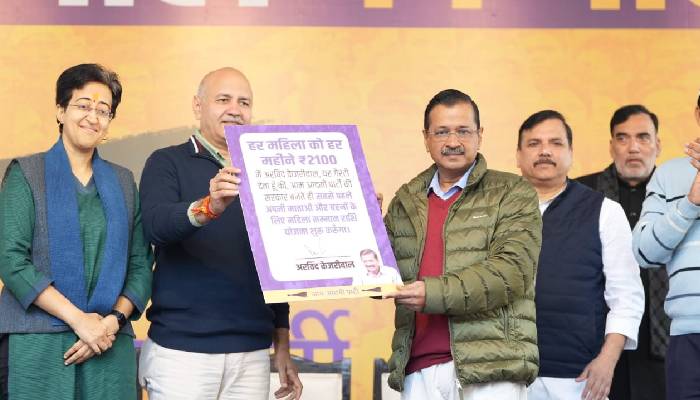 दिल्ली चुनाव के लिए केजरीवाल ने जारी किया 'AAP' का मैनिफेस्टो, दिल्लीवासियों को दी 15 गारंटी