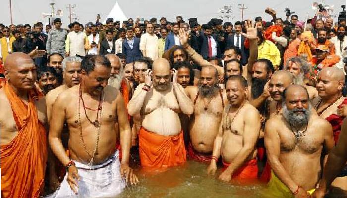 केंद्रीय गृहमंत्री परिवार संग हुए महाकुंभ में शामिल, त्रिवेणी संगम में लगाई डुबकी