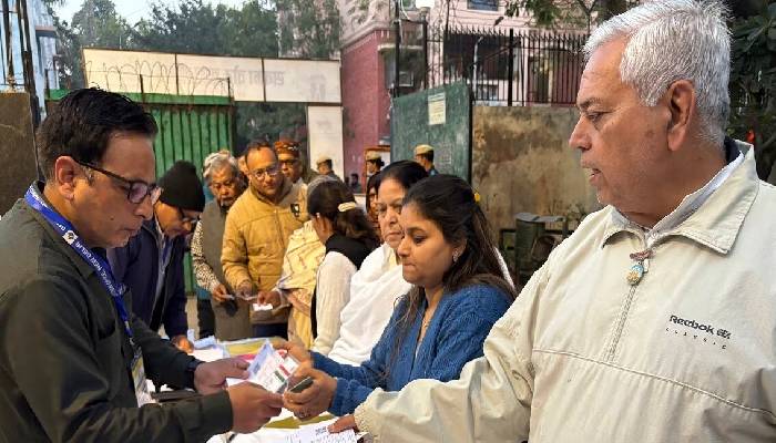 दिल्ली विधानसभा चुनाव के वोटिंग शुरू, लोकतंत्र के उत्सव में हिस्सा लेने के लिए घरों से निकल रहे लोग