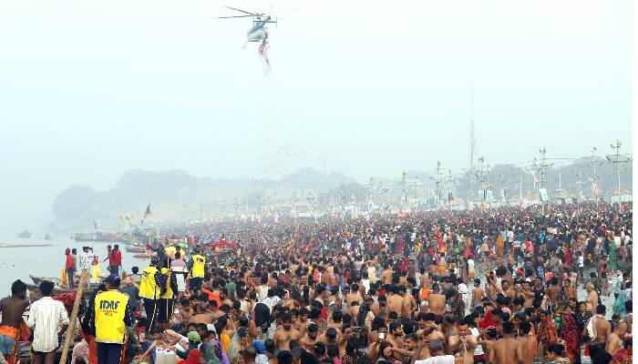 महाशिवरात्रि पर महाकुंभ का आख़िरी दिन, संगम घाट पर जुटे लाखों श्रद्धालु पर हुई पुष्प वर्षा