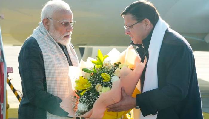 PM मोदी पहुंचे देवभूमि उत्तराखंड, मुख्यमंत्री धामी ने किय स्वागत