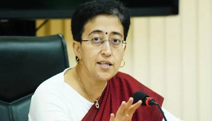 दिल्ली की CM रेखा गुप्ता पर AAP का जुबानी हमला, नेता प्रतिपक्ष आतिशी ने बिजली के मुद्दे पर घेरा