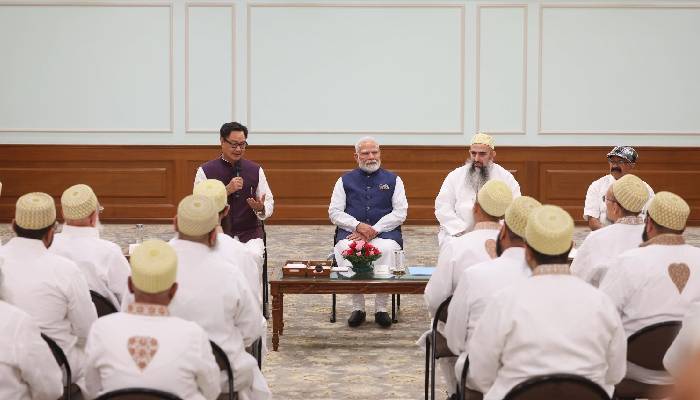वक्फ कानून पर चल रहे घमासान के बीच PM मोदी से मिले दाऊदी बोहरा समुदाय के लोग, कानून में संशोधन के लिए जताया आभार