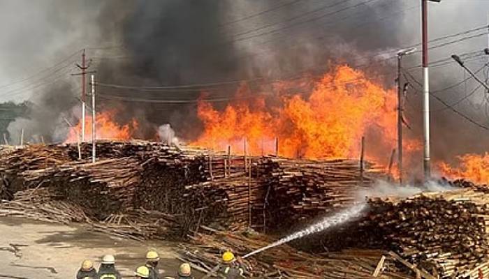 प्रयागराज: महाकुंभ में टेंट सिटी बसाने वाले लल्लू जी टेंट हाउस के गोदाम में लगी भीषण आग, कई किलोमीटर दूर से दिख रहीं लपटें