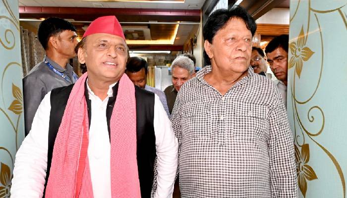 'आगरा में करणी नहीं, 'योगी सेना' कर रही हंगामा', रामजीलाल सुमन को पास बैठाकर अखिलेश यादव ने बीजेपी पर किया तीखा प्रहार