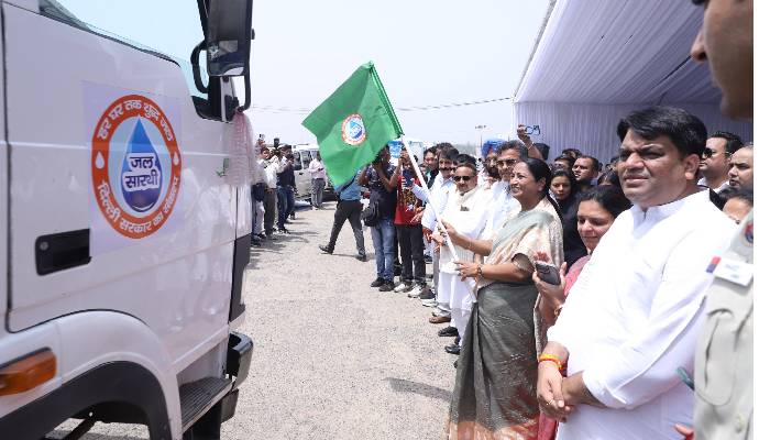 दिल्ली सरकार ने तोड़ी टैंकर माफिया की  कमर! 1,111 GPS लगे वॉटर टैंकर मैदान में उतारे,  CM बोलीं- हंगामा खड़ा करना मकसद नहीं...