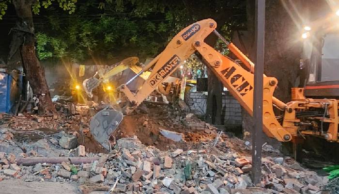 फिर गरजा धामी सरकार का बुलडोजर, दून अस्पताल में बनी अवैध मजार को किया ध्वस्त