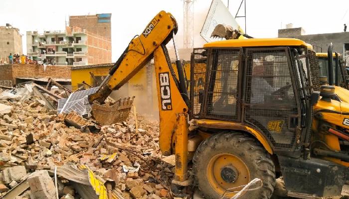 अब दिल्ली में गरजेगा बाबा का बुलडोजर! जामिया नगर के कई घरों पर नोटिस चस्पा