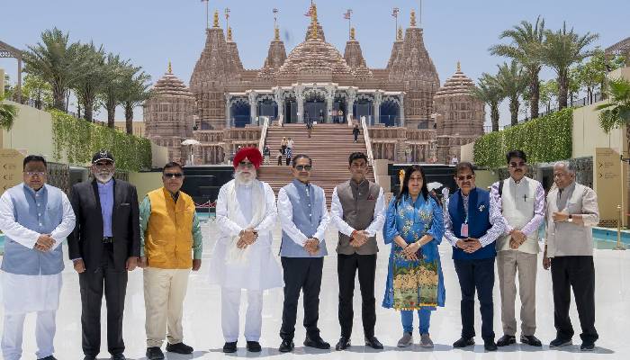 पाकिस्तान की पोल खोलने अबू धाबी पहुंचा भारत का सर्वदलीय प्रतिनिधिमंडल, BAPS हिंदू मंदिर में किए दर्शन