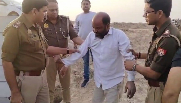 ग्रेटर नोएडा में पुलिस ने मुठभेड़ में 50 हजार के इनामी बदमाश को किया गिरफ्तार , पैर में लगी गोली